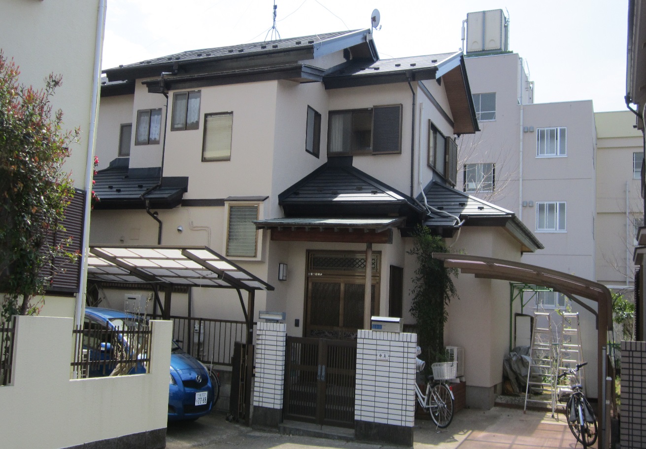 築30年の戸建て住宅古い瓦屋根から軽い金属屋根に葺き替え　工事後