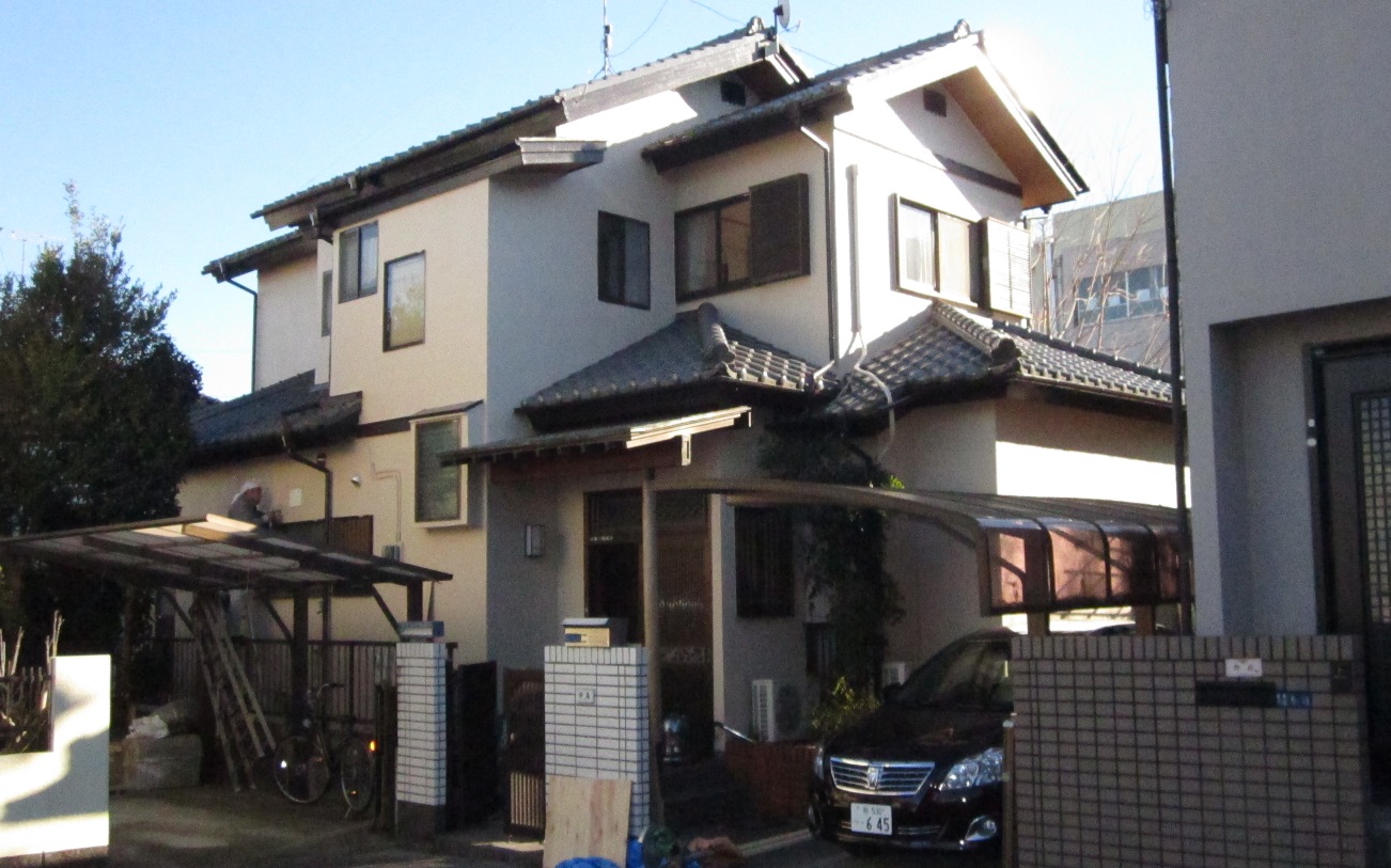 築30年の戸建て住宅古い瓦屋根から軽い金属屋根に葺き替え　工事前