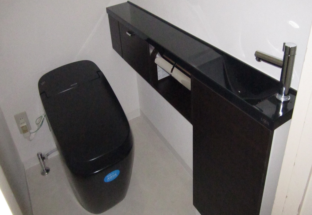 トイレは手洗い付カウンターのあるトイレに変更　工事後